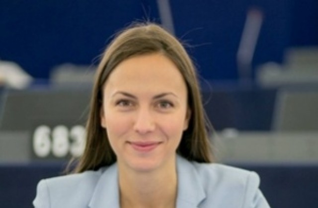 Евродепутатът Ева Паунова учи децата от Младежкия на креативност