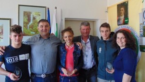 Кметът Калин Гелев връчи почетни плакети на националите участвали в