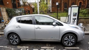 Нисан изтегля 47 000 електромобила заради проблем със спирачките