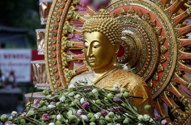 Продадоха бронзови статуетки на Буда за рекордна сума