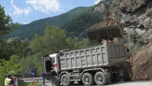 Скала падна от скат над Е79 в Симитли и удари
