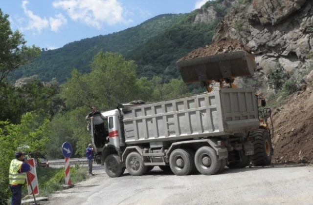 Скала падна от скат над Е-79 в Симитли и удари автомобил