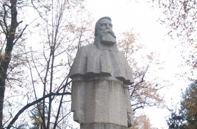 В Казанлък се пази единственият  паметник на Фридрих Енгелс в цял ръст