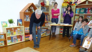 7годишен бретон шпаньол зарадва децата в библиотеката