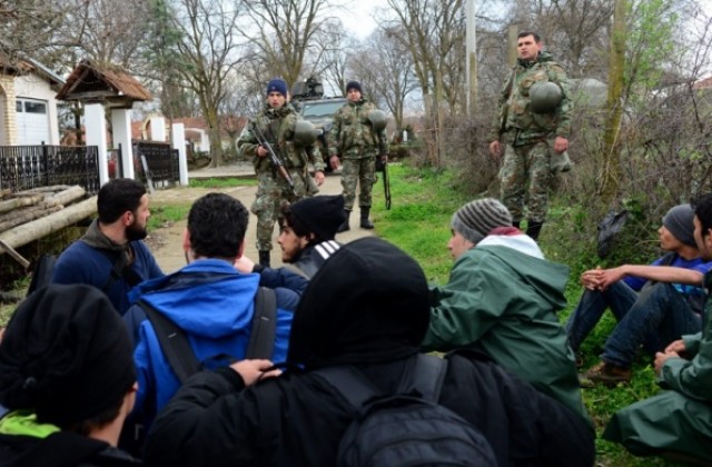 Македония задържа репортери и фотографи с потока от нелегални мигранти