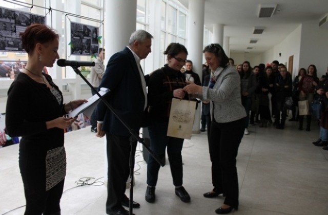 Нела Рачевиц и Яков Джераси наградиха победителите в конкурса за есе, посветено на спасените евреи