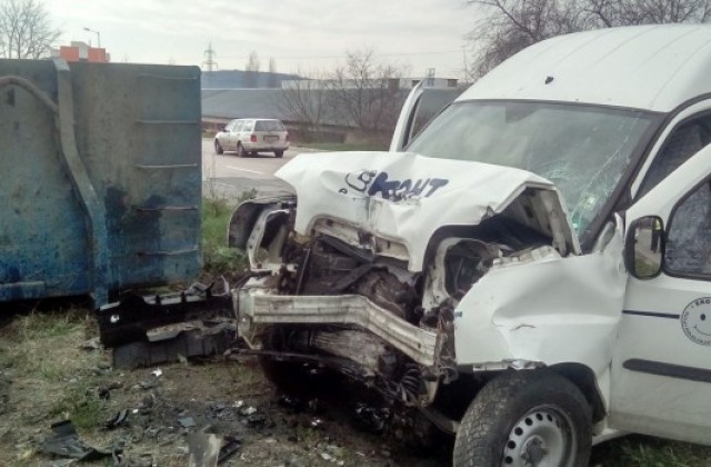Кола се заби в метален контейнер, шофьорът загина