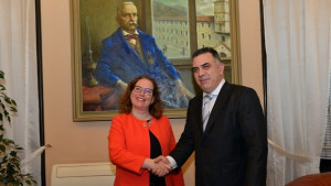 Посланикът на Израел Ирит Лилиан откри изложба в Сливен