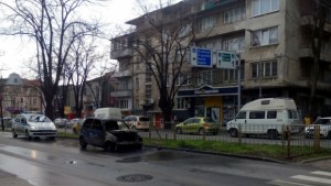 Кола пламна до Икономическия университет