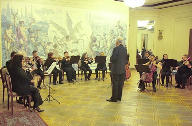 Камерният оркестър почете с концерт виолончелиста Светослав Стоянов