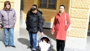 Майки на деца с увреждания на протест в Сливен