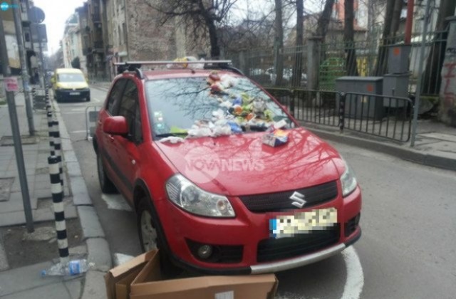 Гневни пешеходци засипаха с боклуци лошо паркирана кола (СНИМКИ)