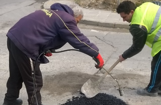 Запълват най- опасните дупки в Дупница