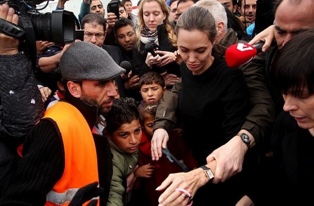Анджелина Джоли отиде при бежанците в Гърция