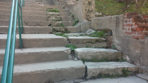 Проверяват градските стълби в Дупница