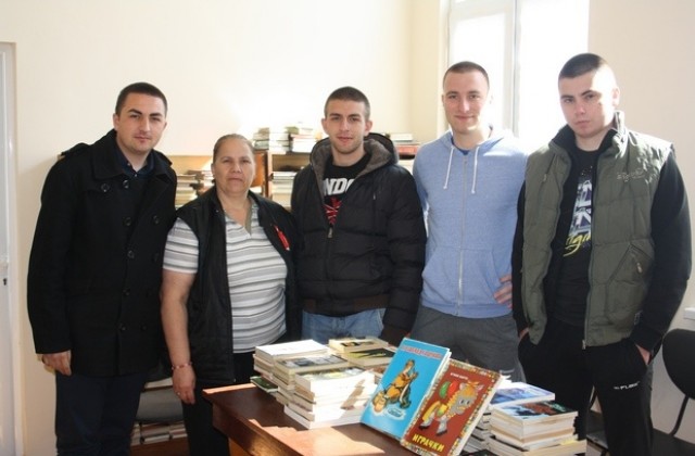 MГЕРБ - Сливен дари книги на читалището в село Тополчане