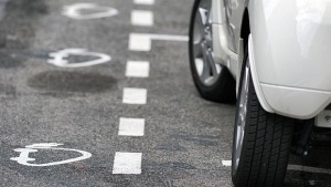 Японски електромобил получава енергия от специално пътно платно