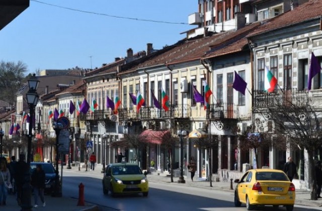 Община В. Търново украсява старопрестолния град с 200 нови знамена