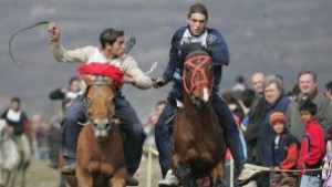 Кушии теглене на трупи и захранване на коне за Тодоровден