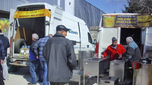 Разбиха и обраха кола паркирана до зала Добротица