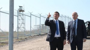 Областният управител инспектира изграждането на оградата по границата с Турция