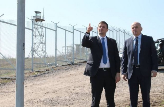 Областният управител инспектира изграждането на оградата по границата с Турция