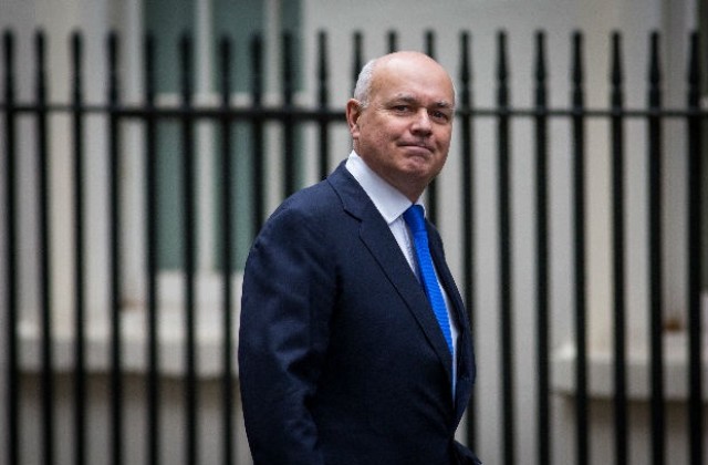Британски министър подаде оставка заради орязване на помощи за хора с увеждания