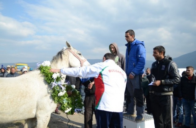 Хиляди на конните надбягвания  и атракции на летището в Сапарева баня