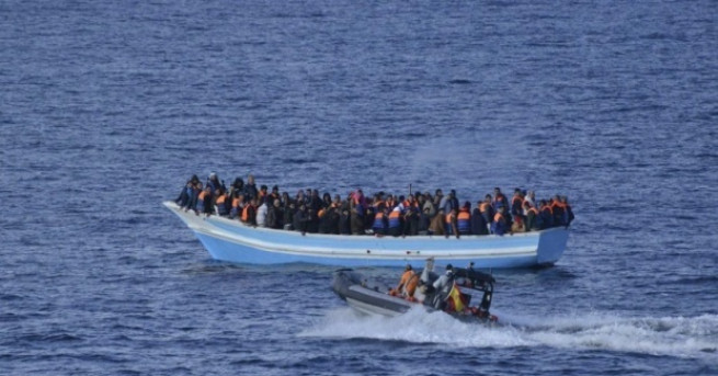 Румънските власти задържаха днес в Черно море лодка с близо