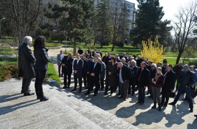 Интелектуалци поднесоха цветя пред паметника на Никола Габровски и Димитър Благоев