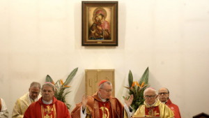 Кардинал Пиетро Паролин отслужи меса в катедралата Св Йосиф СНИМКИ