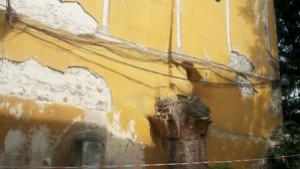 Областният управител застава зад Жълтото училище