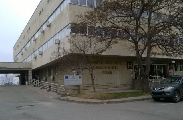 Мъж със счупен крак след скандал за свален некролог