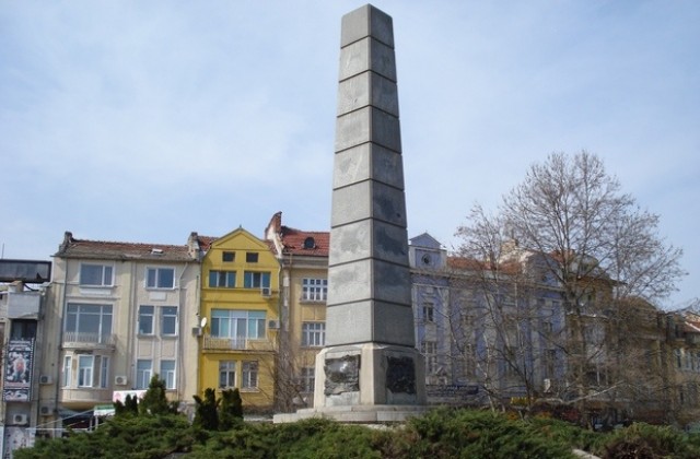 Засаждат 26 000 летни цветя около паметника на пл.Свободата