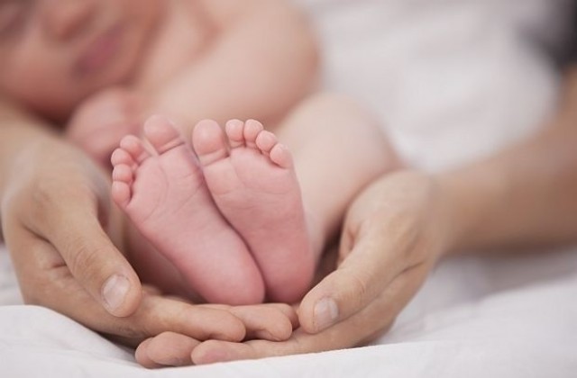 Има ли първи контакт между бебето и майката в болниците у нас