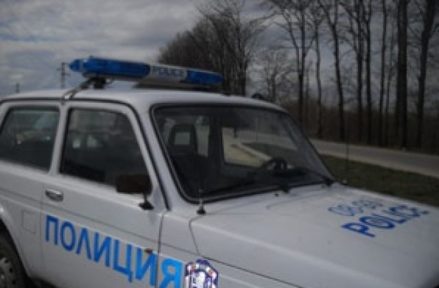 Откраднаха телефонни кабели, кола, пари и мобилен телефон