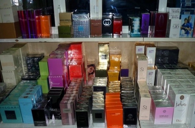 Намериха 1000 фалшиви парфюма във варненски склад