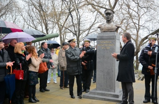 Откриха паметник на военен герой, пазил бреговете на Варна (СНИМКИ)