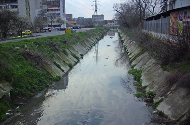 Река Добричка продължава да създава опасност от наводнения (СНИМКИ)