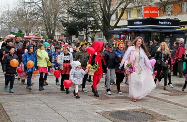 Пролетен карнавал оживи центъра на Каварна