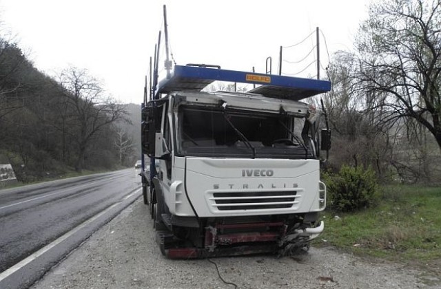 Два автовоза се удариха край Благоевград (СНИМКИ)