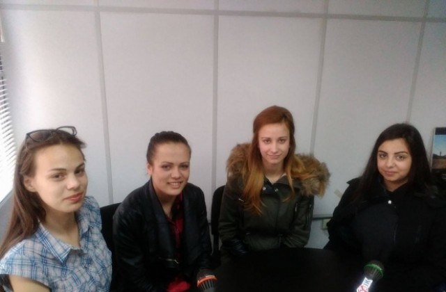 Девойка Кюстендилска пролет 2016, подгласничките й и Момичето на публиката на гости в Дарик