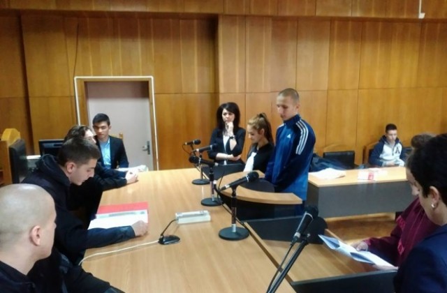 Симулиран процес на ученици в деня на отворените врати в Окръжния и районния съд в Кюстендил