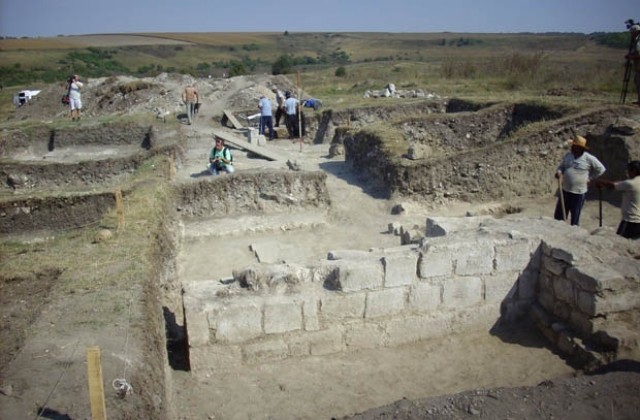 Костадин Костадинов: Когато археолозите не работят, работят иманярите