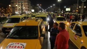 Таксита блокираха Орлов мост в София СНИМКИ