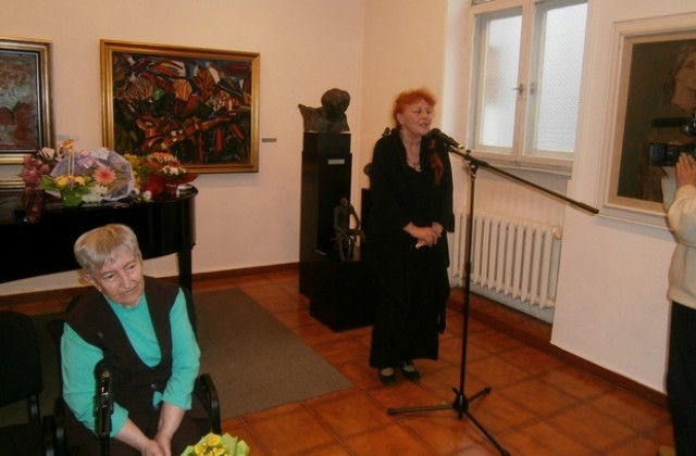 Плевенската поетеса Христина Комаревска: Поезията е благослов и лудост...