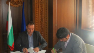 Икономов подписа договор за изграждане допълнително водоснабдяване
