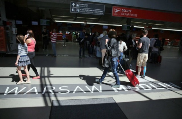 Евакуираха летище във Варшава заради фалшив сигнал за бомба