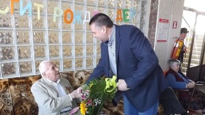 Кметът с торта и цветя на рождения ден на найвъзрастния