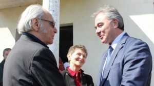 Антон Дончев дари 5000 лв на БАН и Бачковския манастир